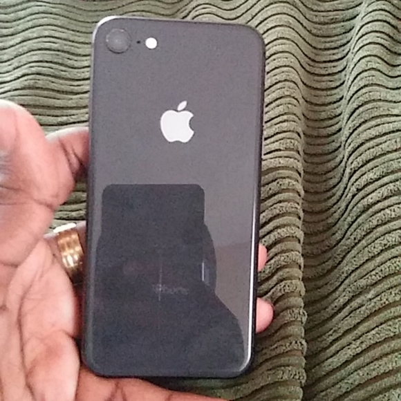 Iphone 8 - Picture 2 of 2